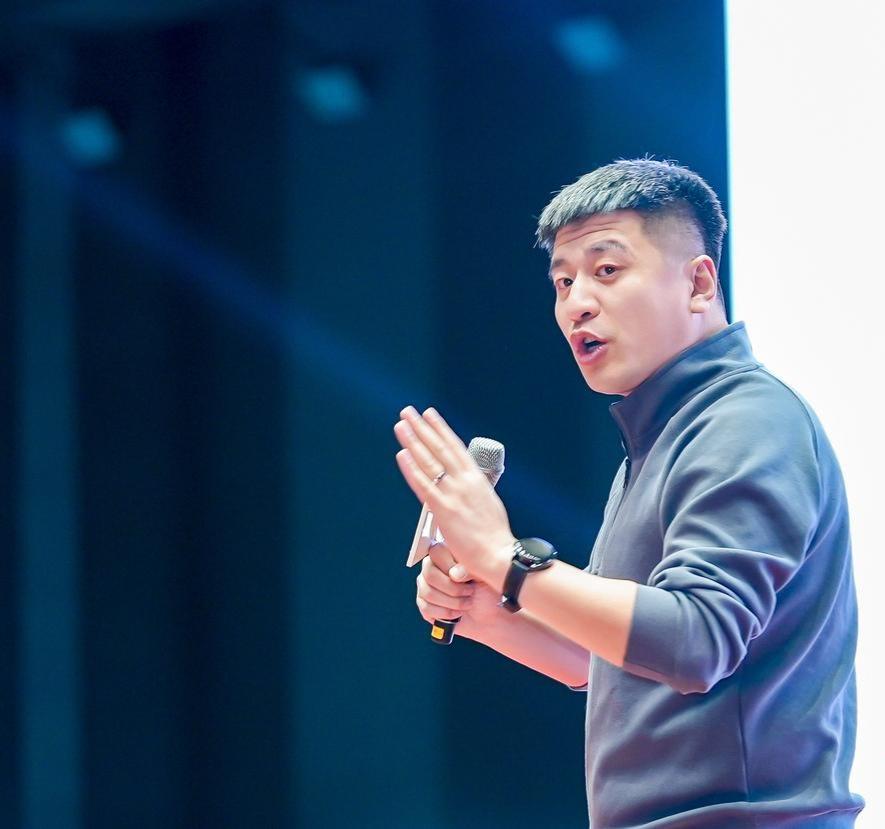 张雪峰在教育领域的贡献，在于他撕开了信息差的口子。他用接地气的方式，把院校、专业