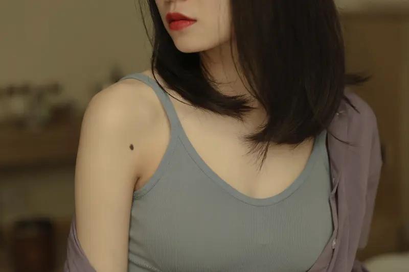 这种拉扯看着热闹，其实藏着拧巴的荒唐——有夫之妇把“身体专属”挂在嘴边，像攥着块