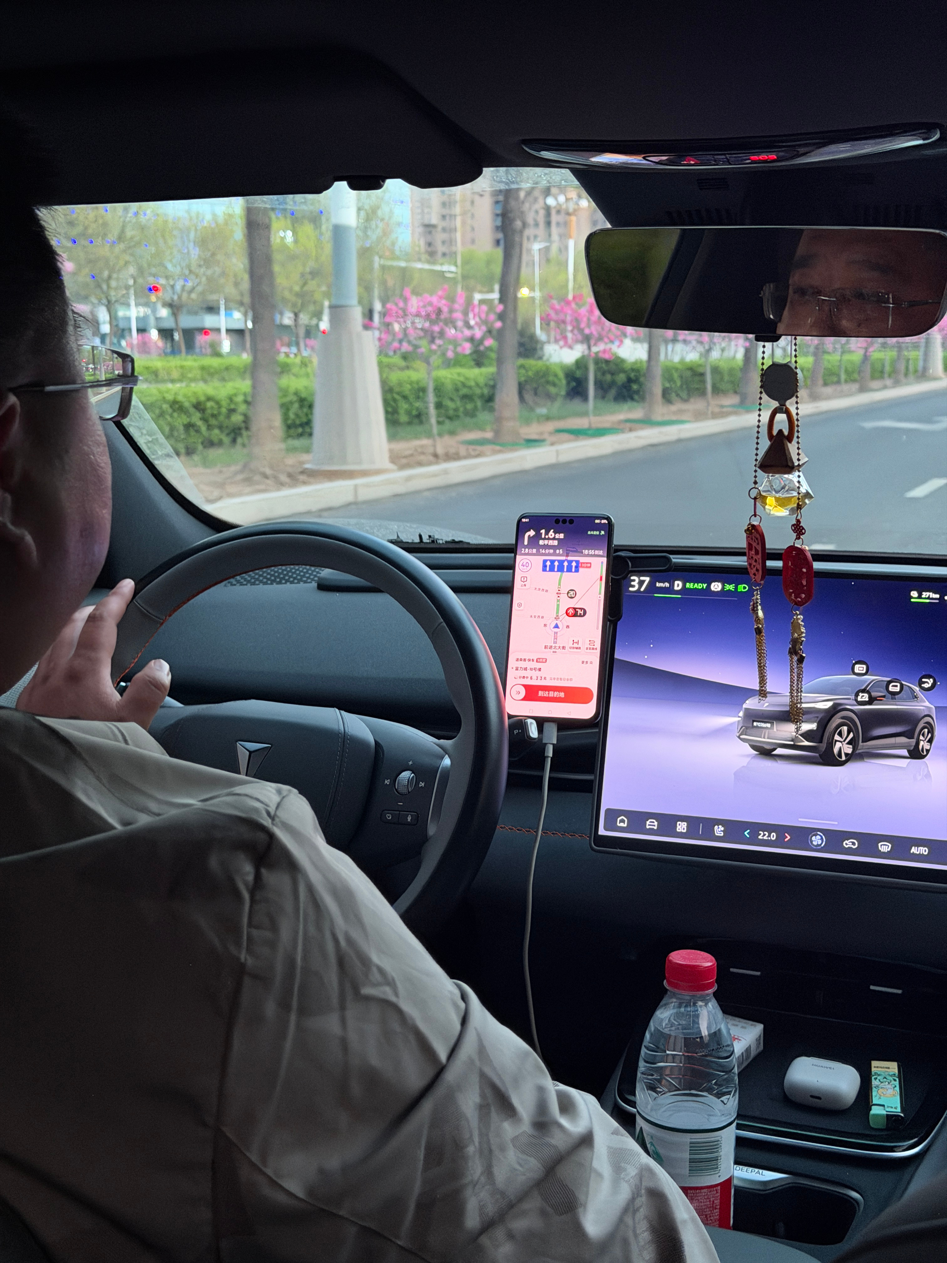 打车打到了深蓝S05，补贴完10万出头。9000厂补+店补、12000省补，还抽