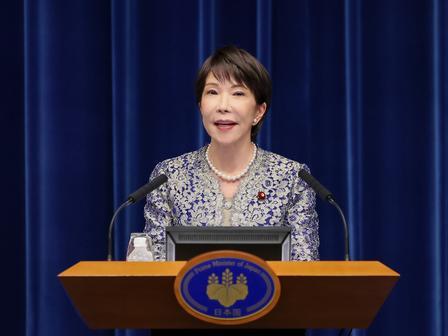 高市早苗这下算是撞到大跟头了。眼看着日本商界一拨接一拨跑来中国求沟通，中方立场半