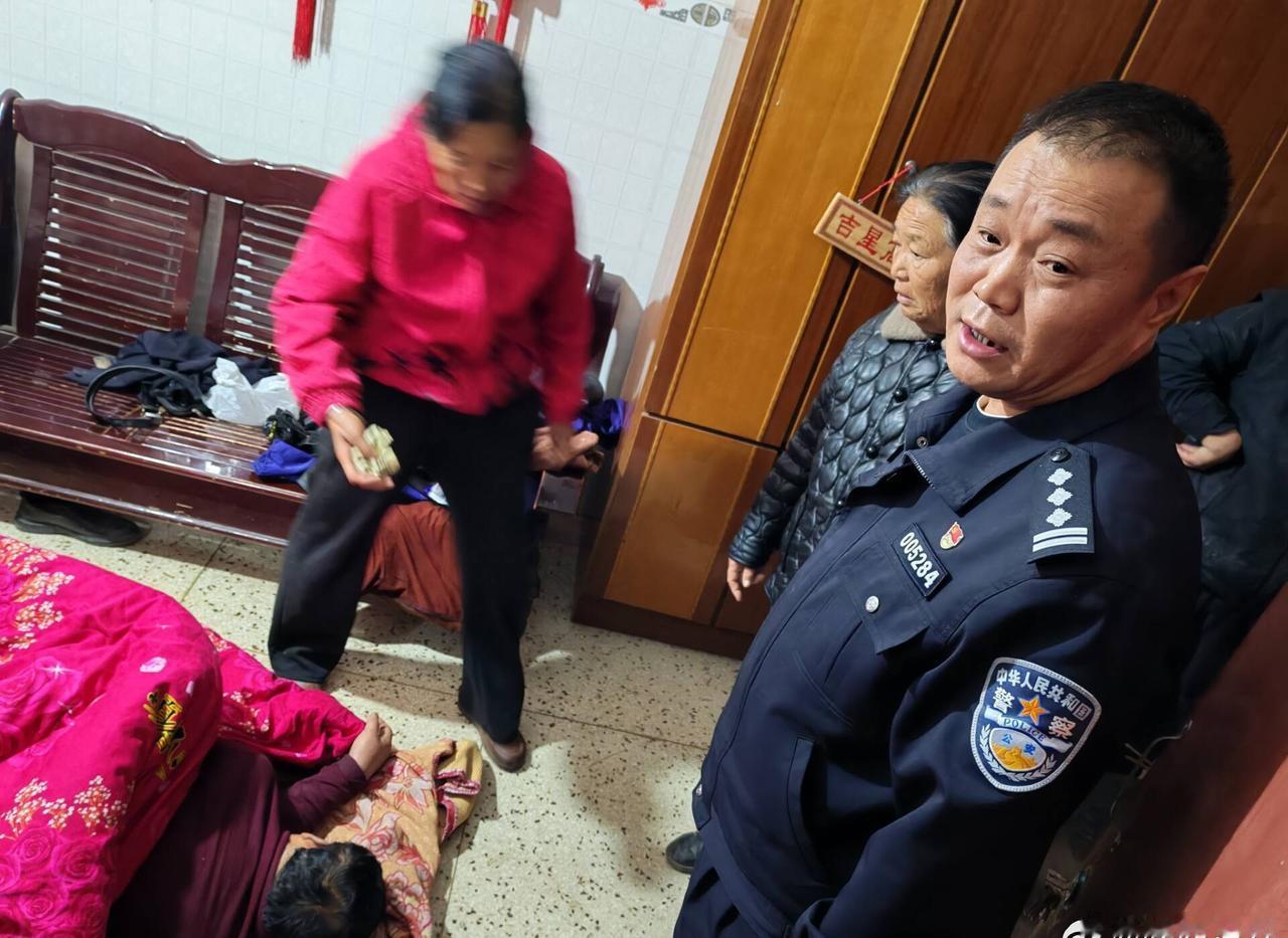 【快速救助被困老人】4月8日凌晨，咸阳市武功县武功派出所接群众报警称六旬独居父亲