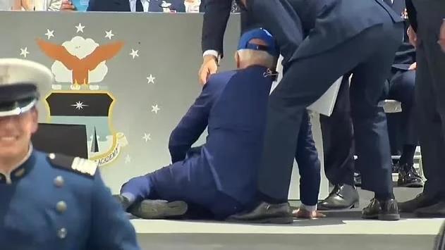 拜登又叒叕摔了个“大列巴”

昨天是6月1日国际儿童节，
美国总统拜登在空军学院