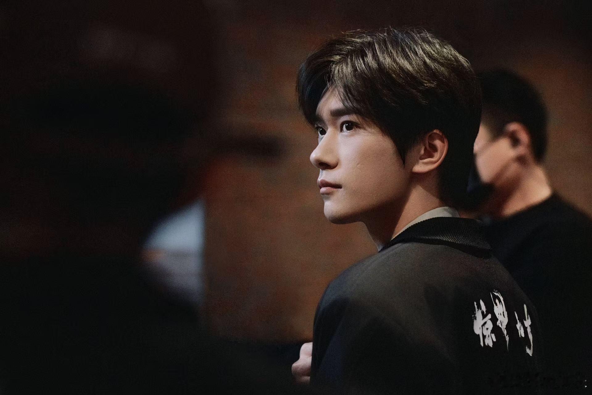 易烊千玺是有点演技症在身上 谁被易烊千玺这段背影戏狠狠震撼到，高强度熬夜拍摄还能