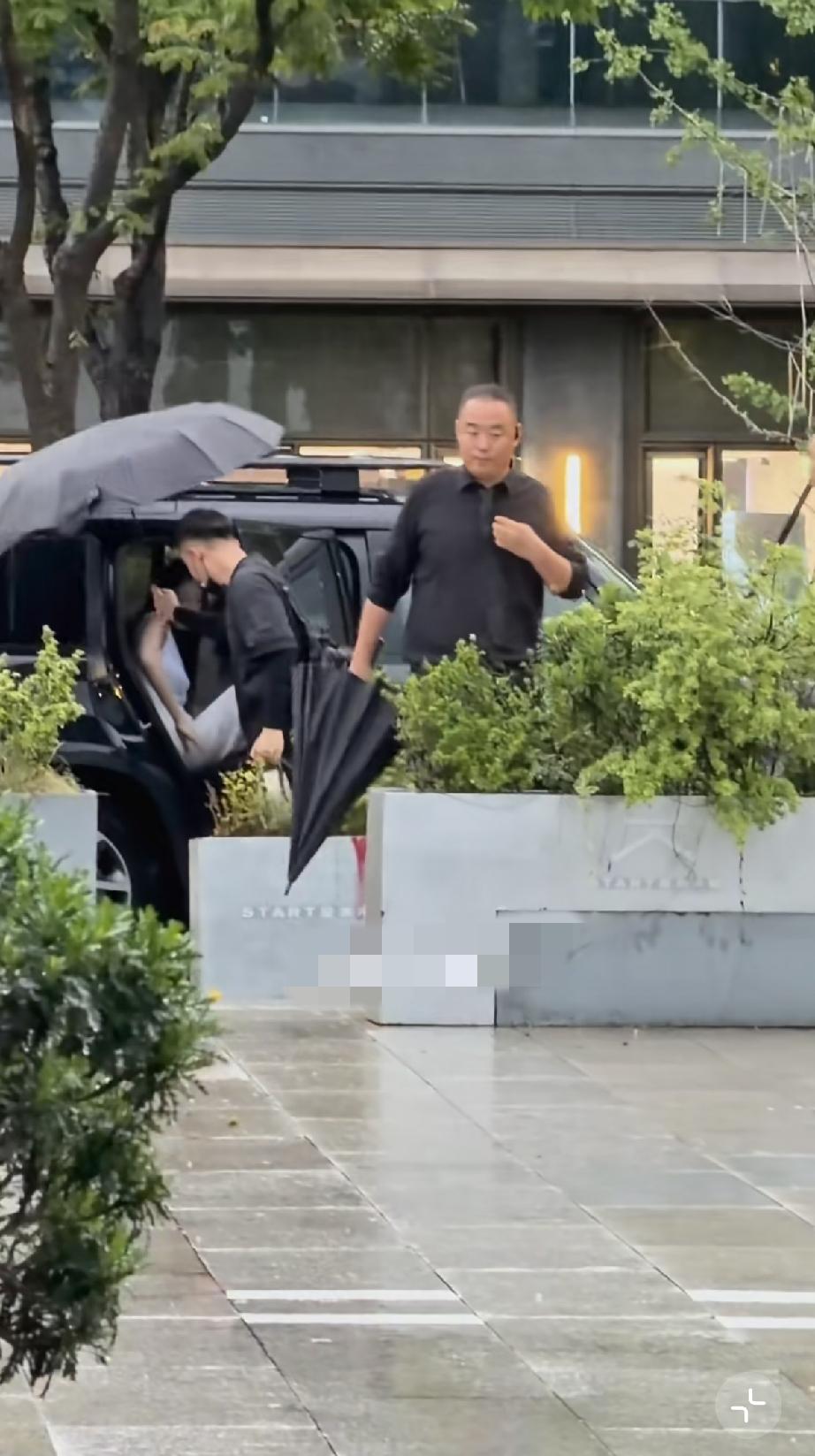 7月3日，迪丽热巴乘坐100多万的路虎卫士参加活动，一下车便有帅哥保镖打伞护送着