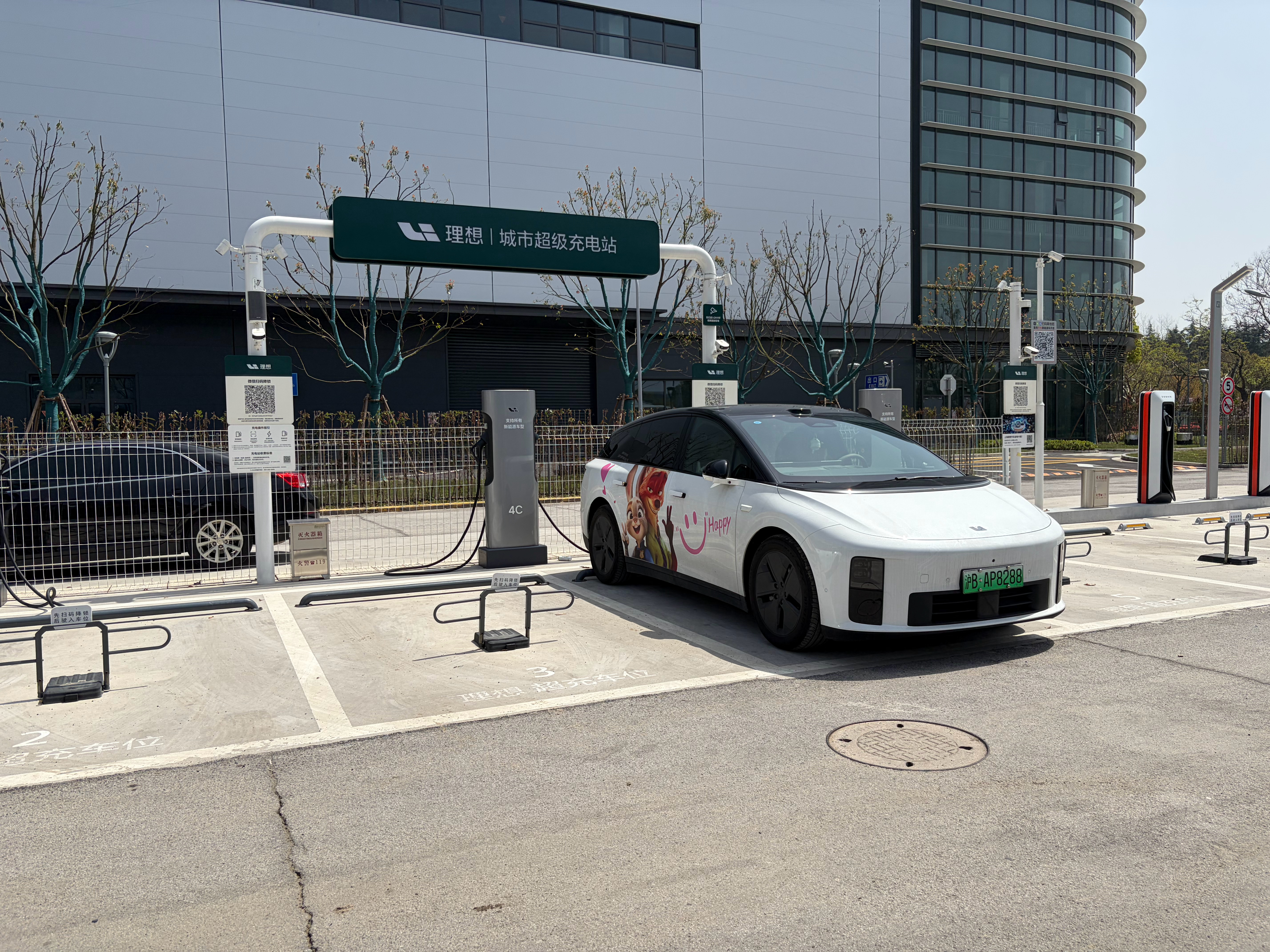 跑来安亭遛娃，公园停车场人满为患，车都停不进去。旁边刚好有个理想超充站，随便停，