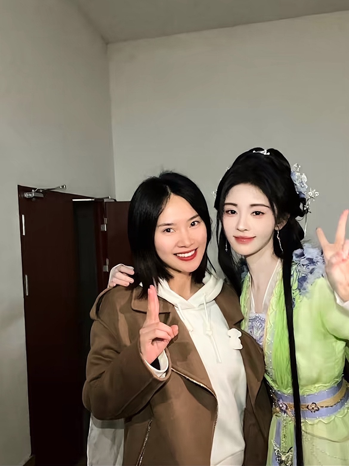 捡到一张29岁鞠婧祎合照 鞠婧祎
