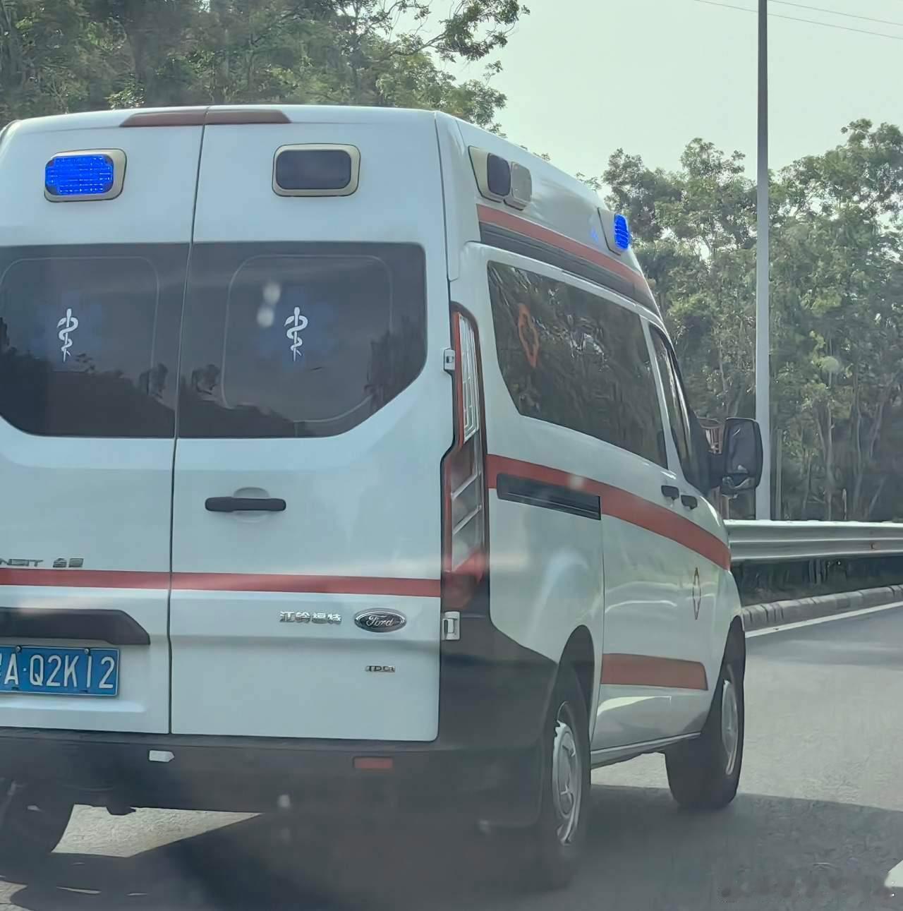 女儿黑救护车上死亡父母讲述经过 普通人知道这些救护车🚑的区别吗？特别是在紧急的