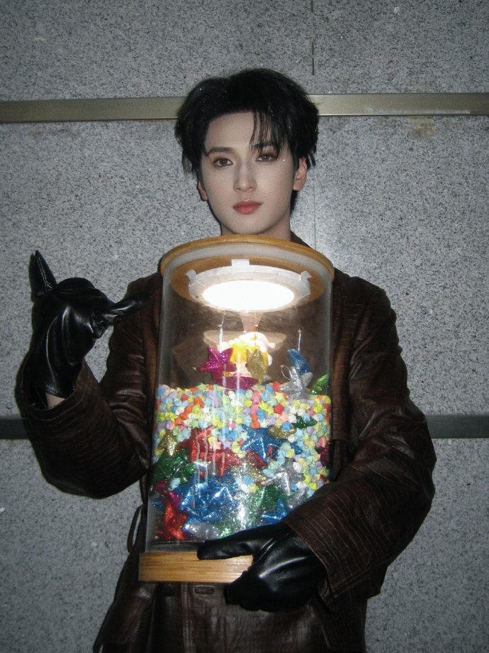 严浩翔第六年了，严浩翔六周年手捧星星桶照，谁懂这个浩翔绝美的反差感啊，谁能拒绝这