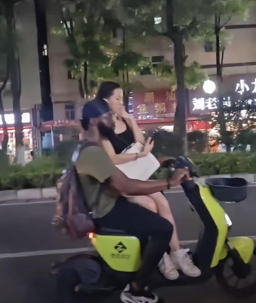 只是一个下意识遮脸的举动，却引发无数网友讨论。女孩搭乘外籍男生电动车，发现有人拍