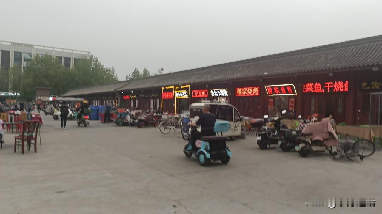 梁东方
春末的傍晚，隐约有了夏日黄昏的意思。虽然大杨树的树叶还是一片嫩绿，法桐的