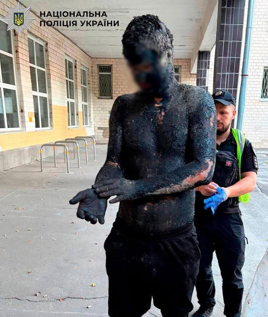 在基辅，一名男子为了在黑暗中不被发现，潜入一个装满焦油的桶里，企图抢劫商店，但最