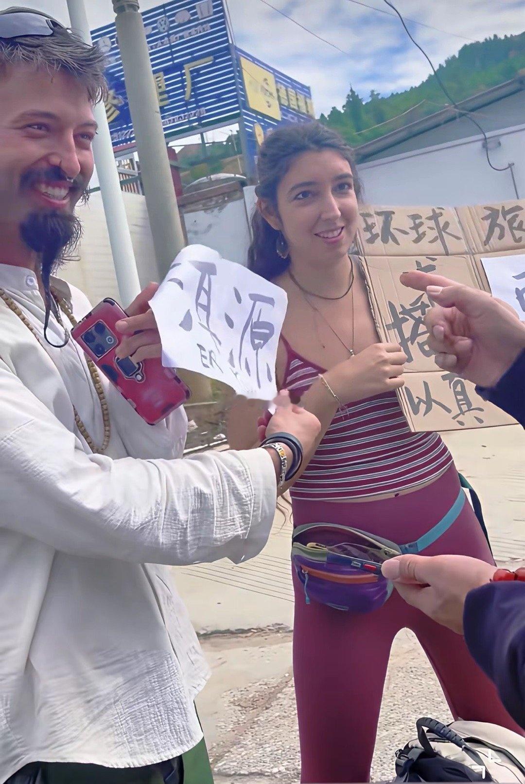 如果是你，你会怎么做？
近日，云南一男子驾车行驶在214国道上，偶遇了在进行环球