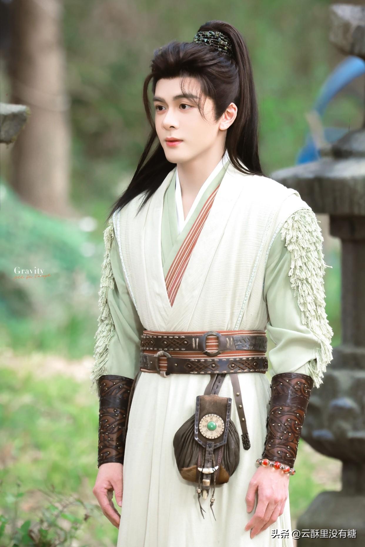 郭敬明终于放弃了阴冷，但《月鳞绮纪》的黄沙滤镜是怎么回事？

看到曾舜曦在《月鳞