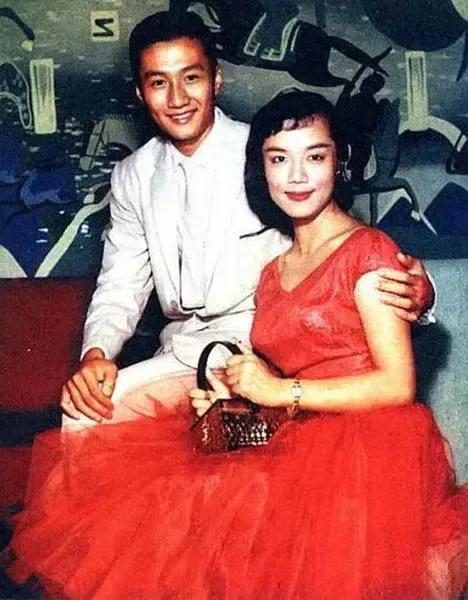 谢贤说儿子一生下来就比他名气大。

谢贤儿子谢廷峰出生的时候，他正在片场拍戏，突