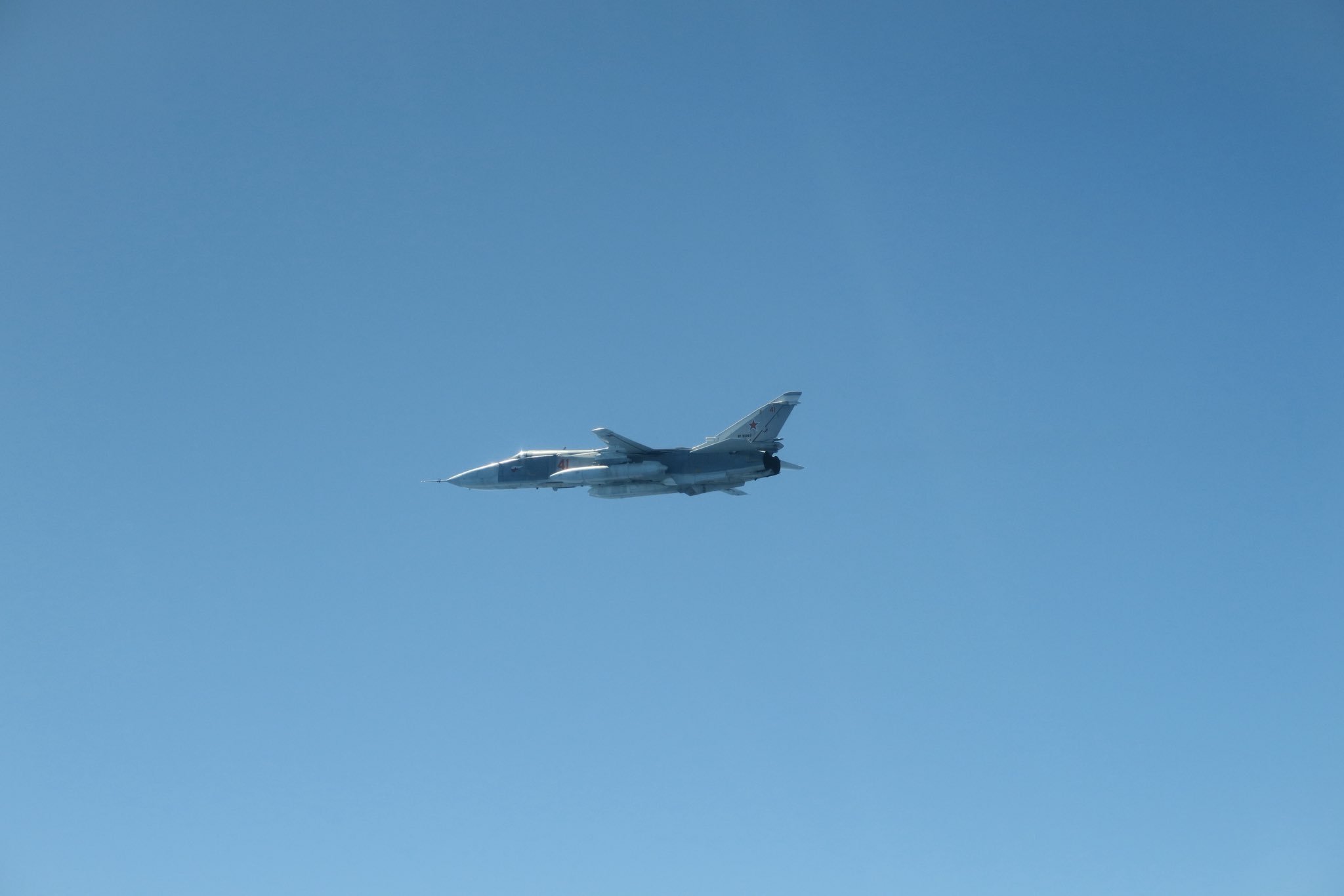 瑞典空军JAS-39战斗机在波罗的海上空拦截俄罗斯空天军苏-24MR战斗侦察机，