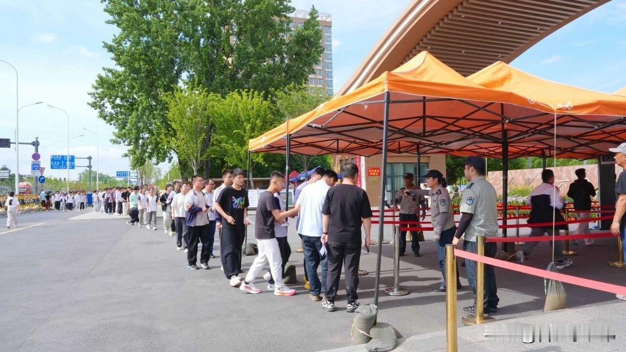 难怪安徽中考会考《咏鹅》这种基础题：放开普高名额的同时，也看重把孩子基础打牢。欢