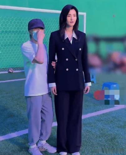 在《功夫女足》片场的探班间隙，周星驰突然跳起来和赵丽娜同框合照，这一幕被工作人员