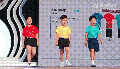 马龙两儿子真懂事，一个穿着小黄鞋，一个穿着荧鲨鞋，主打一个不偏心。
马龙在台下看