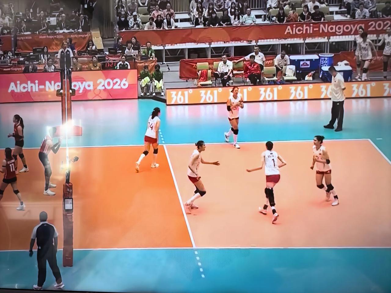 在刚刚结束的亚运会中国女排首场比赛中我们以25:18 25:22，25:8不出意