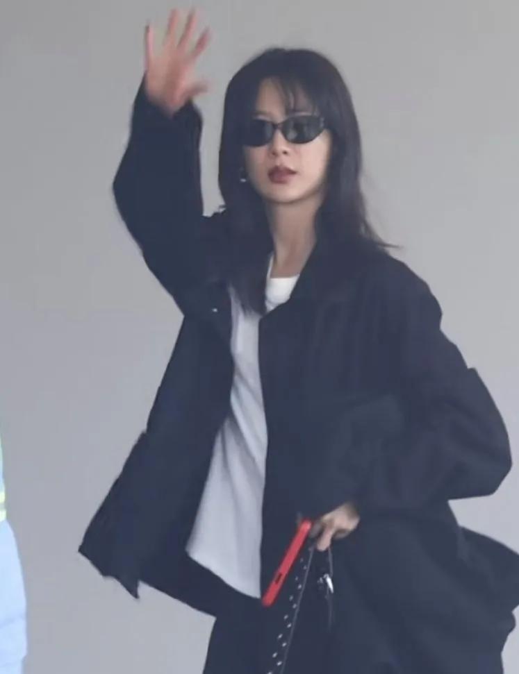 杨紫剪短发后又酷又飒！33岁生日后状态绝了，亲和力满分
 
杨紫过完33岁生日又