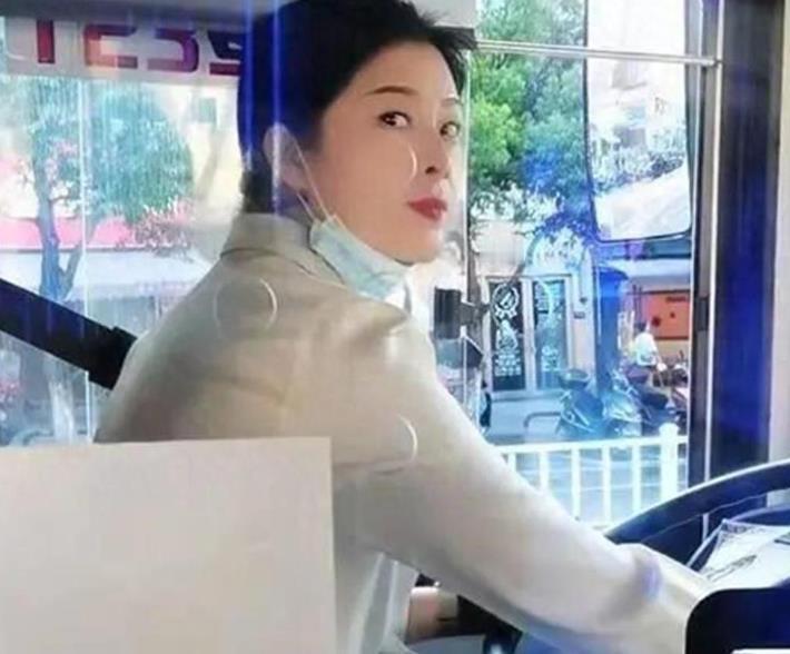 重庆90后“公交西施”走红。人美心更美，人见人爱。家庭教育出来的好青年！从中都应