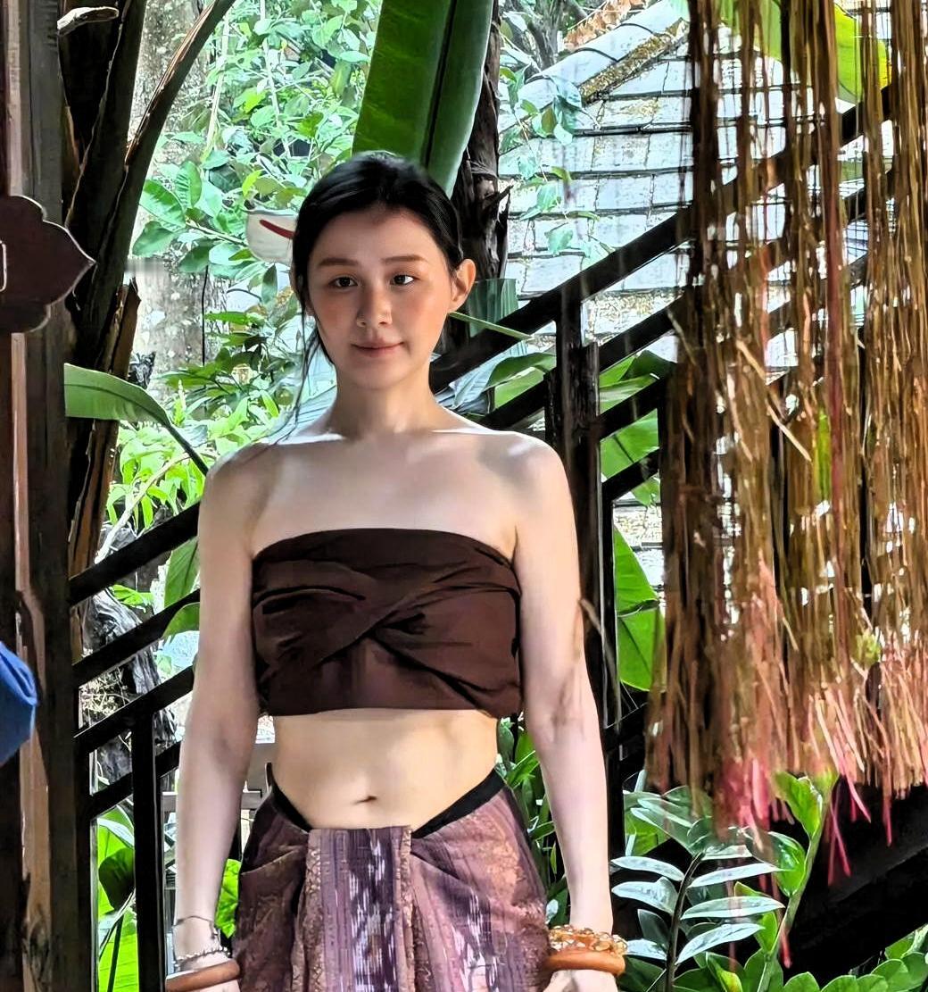 看完金靖最新的偶遇图，我默默把手里那包零食放下了。

真的，手上动作比脑子快。