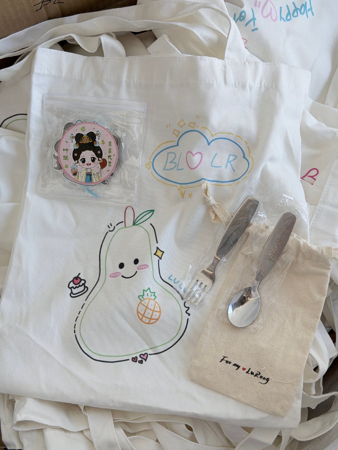 白鹿手绘帆布袋细节 如果你看到白鹿给粉丝准备的逆应援，你也会觉得粉丝命好！手绘的