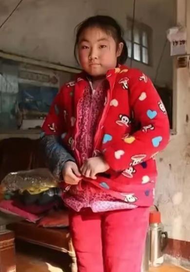 泪目了！四川，一小女孩6岁没了爹，9岁，妈妈就选择了改嫁。剩她一人在叔叔家，挨到