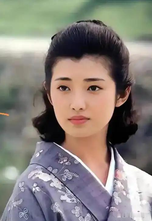 山口百惠在自传中透露：她年少成名，八年时间就赚了4个亿，可在21岁退隐嫁人后，却