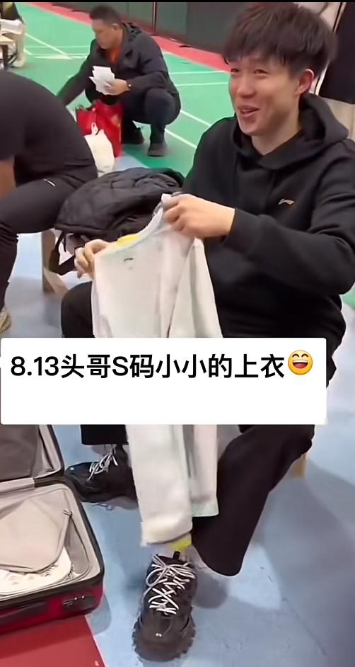 王楚钦在各大平台叠了一天衣服[大笑]