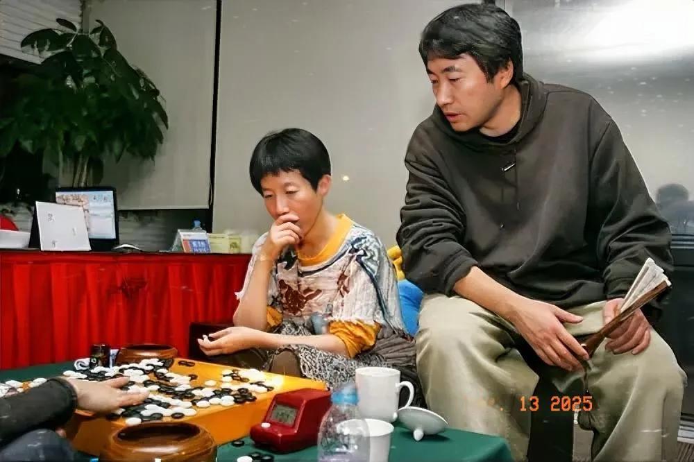 上世纪8090年代
在国家围棋队伍里，有一对著名的夫妻棋手，他们就是江铸久和芮乃