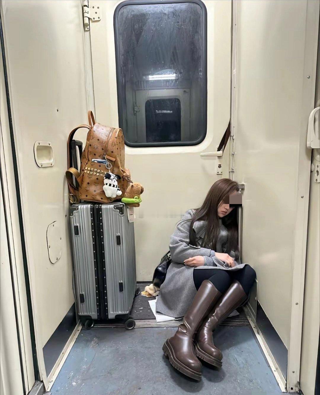 可以美女可以拼个座吗？我也是站票[捂脸][捂脸]