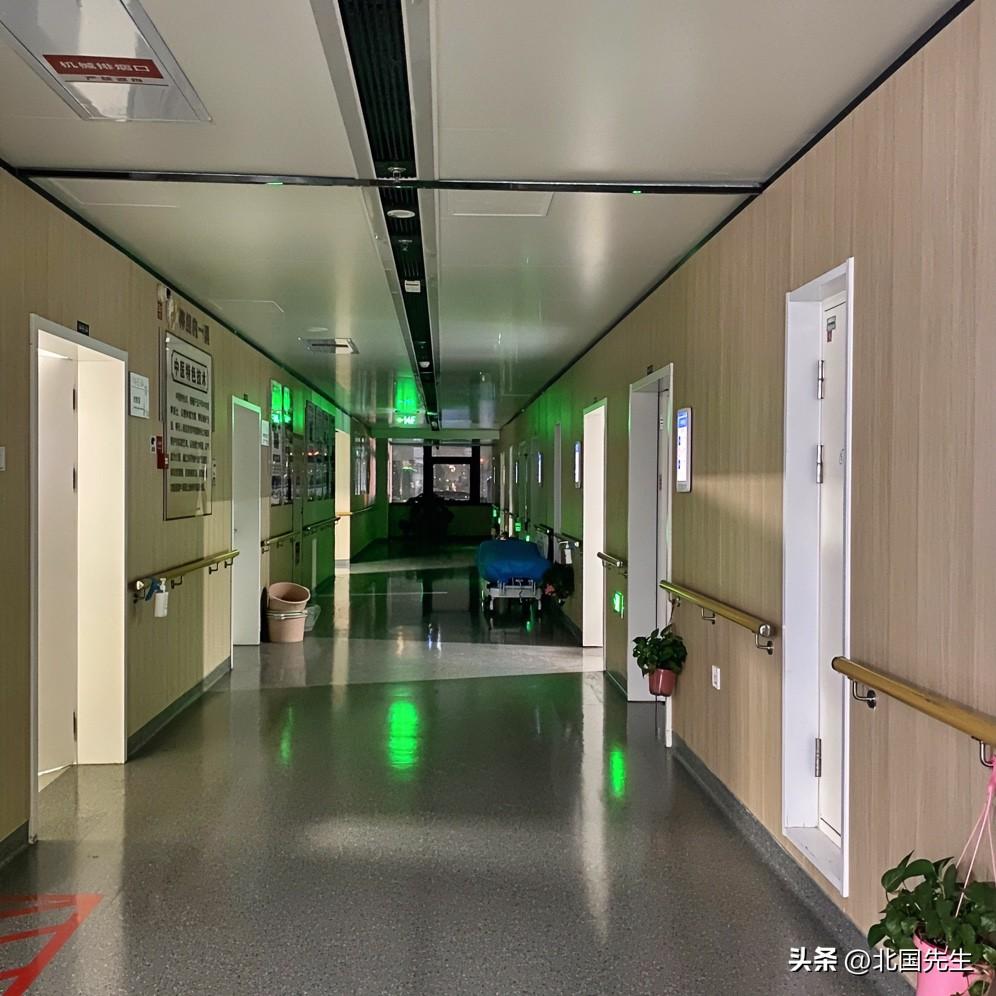 医院里陪床，自己亲人能累瘫了，
晚上不能睡整觉，困极了眯一会，
白天更不能睡，各