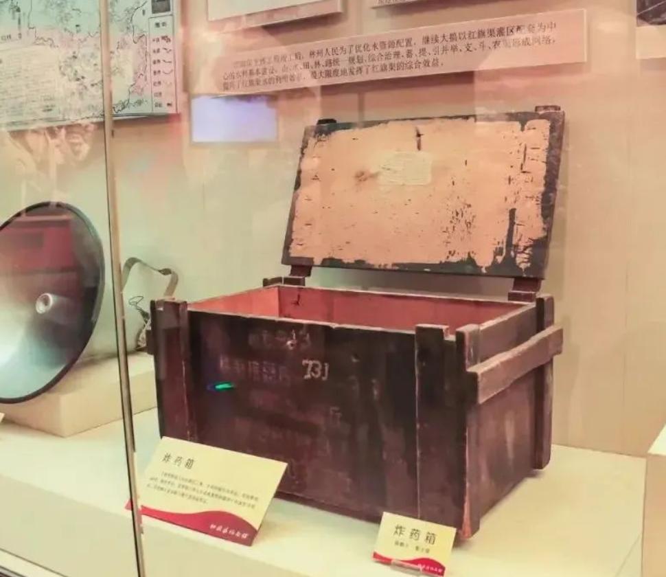 红旗渠花了6865万修了十年，1969年完工清账时，审计人员在一口旧炸药箱的盖子