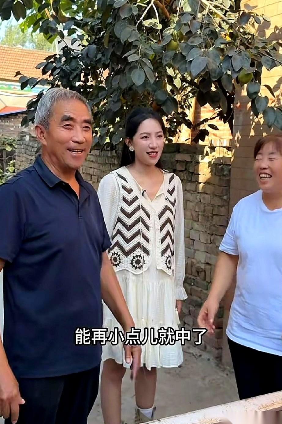 瑞瑞送给麦小登的桌子因为尺寸太大，目前暂时被搁置在了院子里。
收到这份大礼的这家