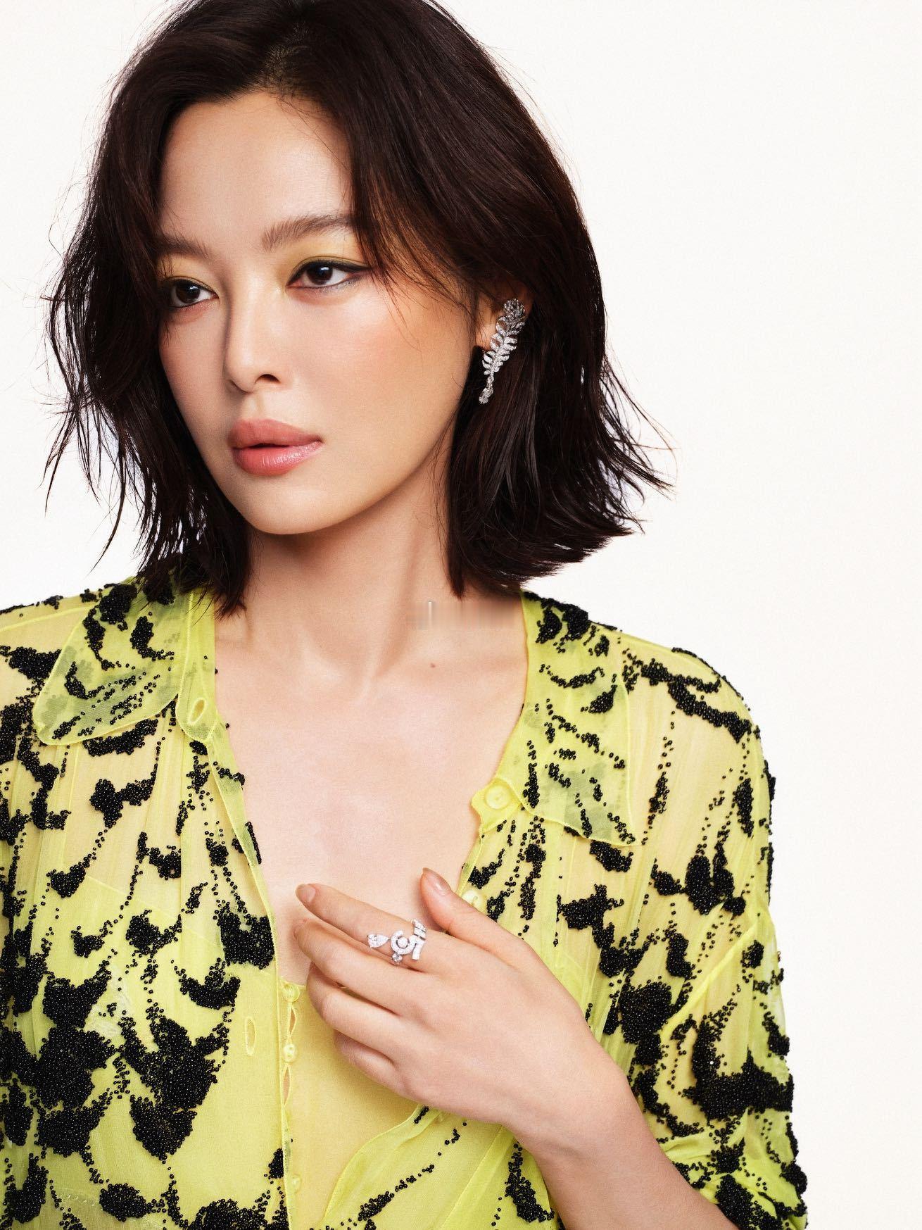 辛芷蕾香奈儿高定自由 荧光黄在别人身上可能是挑战在辛芷蕾身上就是一种态度，黑纹刺