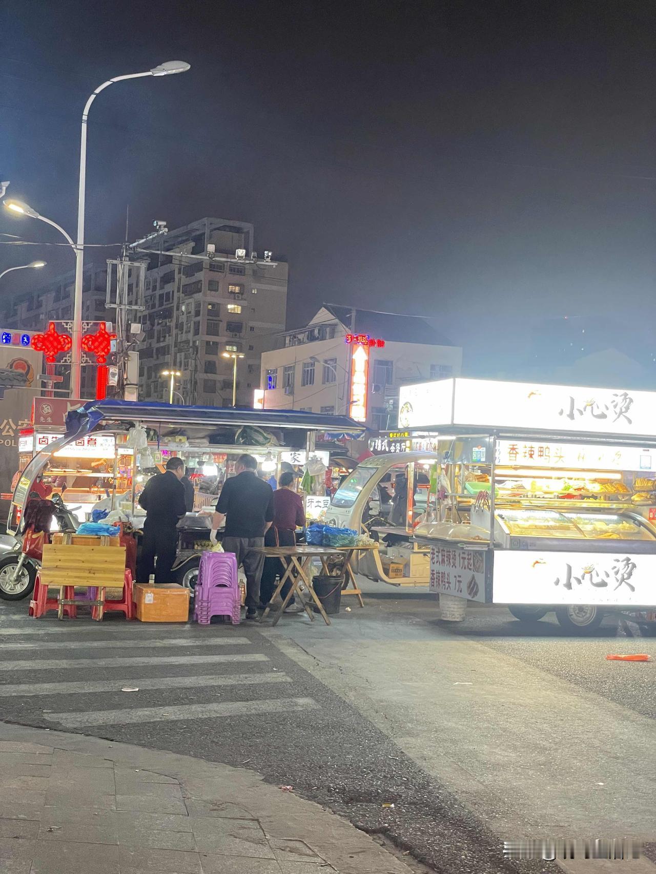 这些摊贩真是太没素质了，路被他们霸占了大半，别说汽车就是自行车都不好过了。