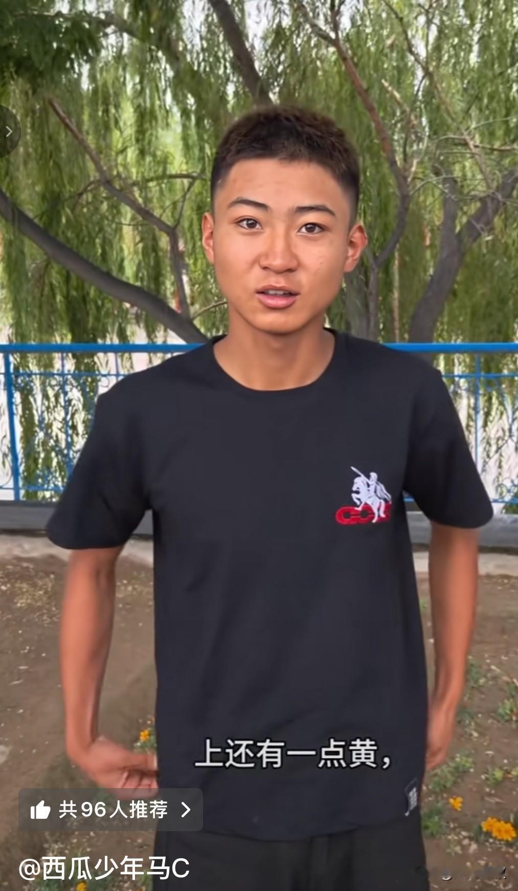 还认得出来吗？西瓜少年马c剪去了黄头发，眉眼英挺，利落清爽。

怪不得网友都建议