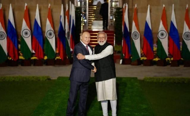 普京刚结束印度之行就抛出个让军迷都坐不住的“大新闻”，俄印直接拍板把140架苏 