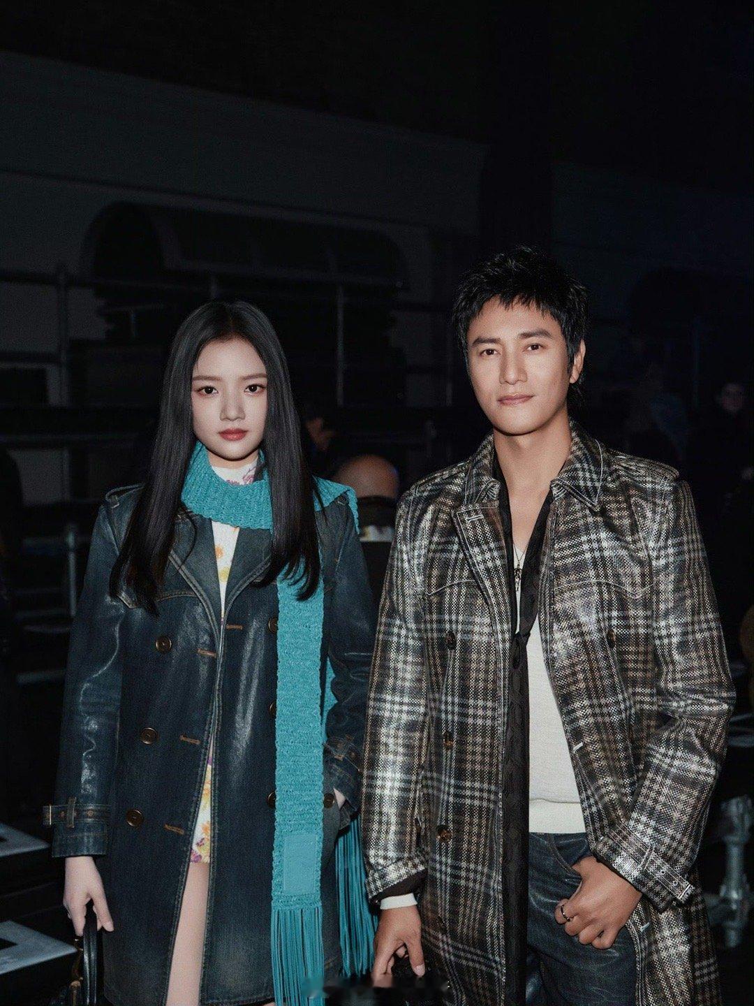 任敏G社生图 任敏这套穿搭绝了！长手长腿的优势全显出来，绿色围巾衬得皮肤白到发光