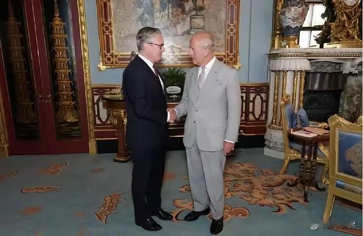 此时两人的心情反差是极大的甚至是相反的，一位是英国国王查尔斯三世，作为英国君主的