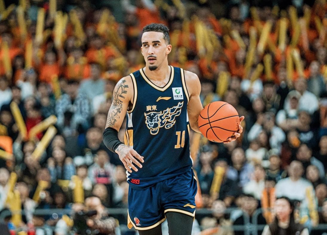 奎因：带不动这帮人，打着打着都没精神了。
麦考尔：那么高效，就是不让你上去打，生