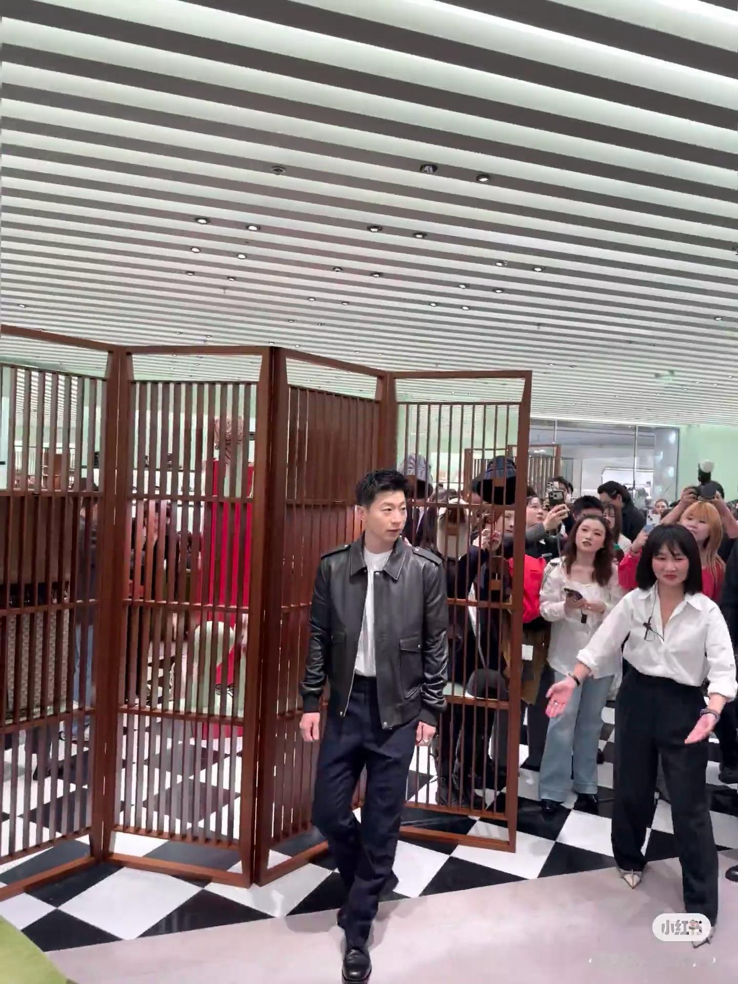 这个全身更是权威prada代言人马龙