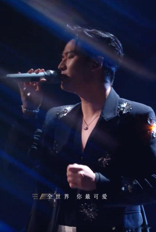 周兴哲一唱《永不失联的爱》，全场都被他的温柔嗓音征服。主歌低吟浅唱，似在讲述一段