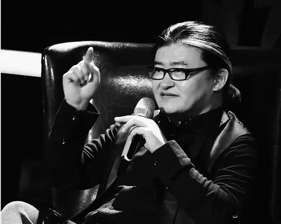 🕯️ 以后的中秋，月亮里多了一个唱歌的人。
 
今天刷到消息的时候，手机里正好