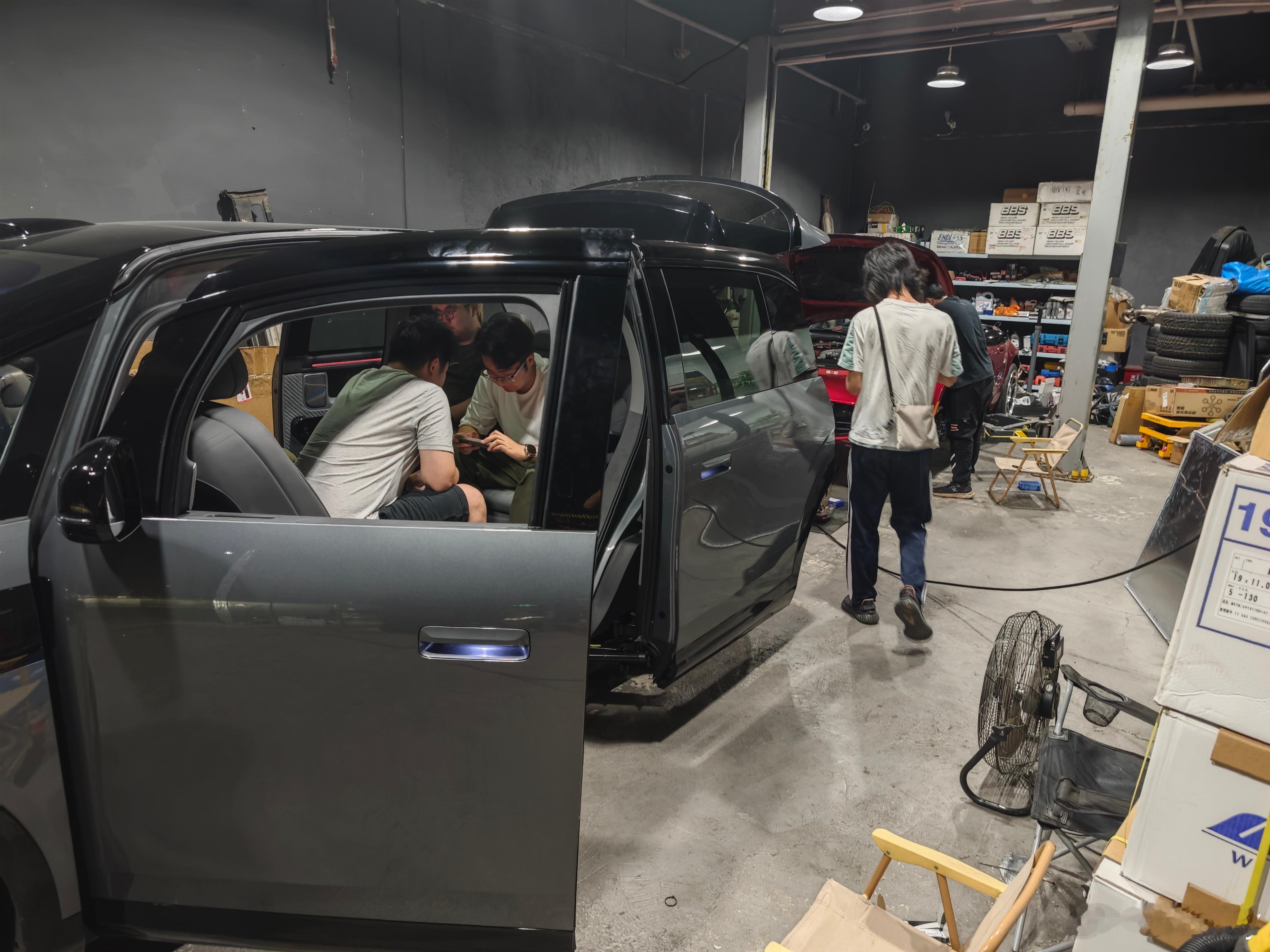 车友聚会，发现现场凳子不够这时候我直接把我的宝宝巴士开进来当客厅使用，太实用了[