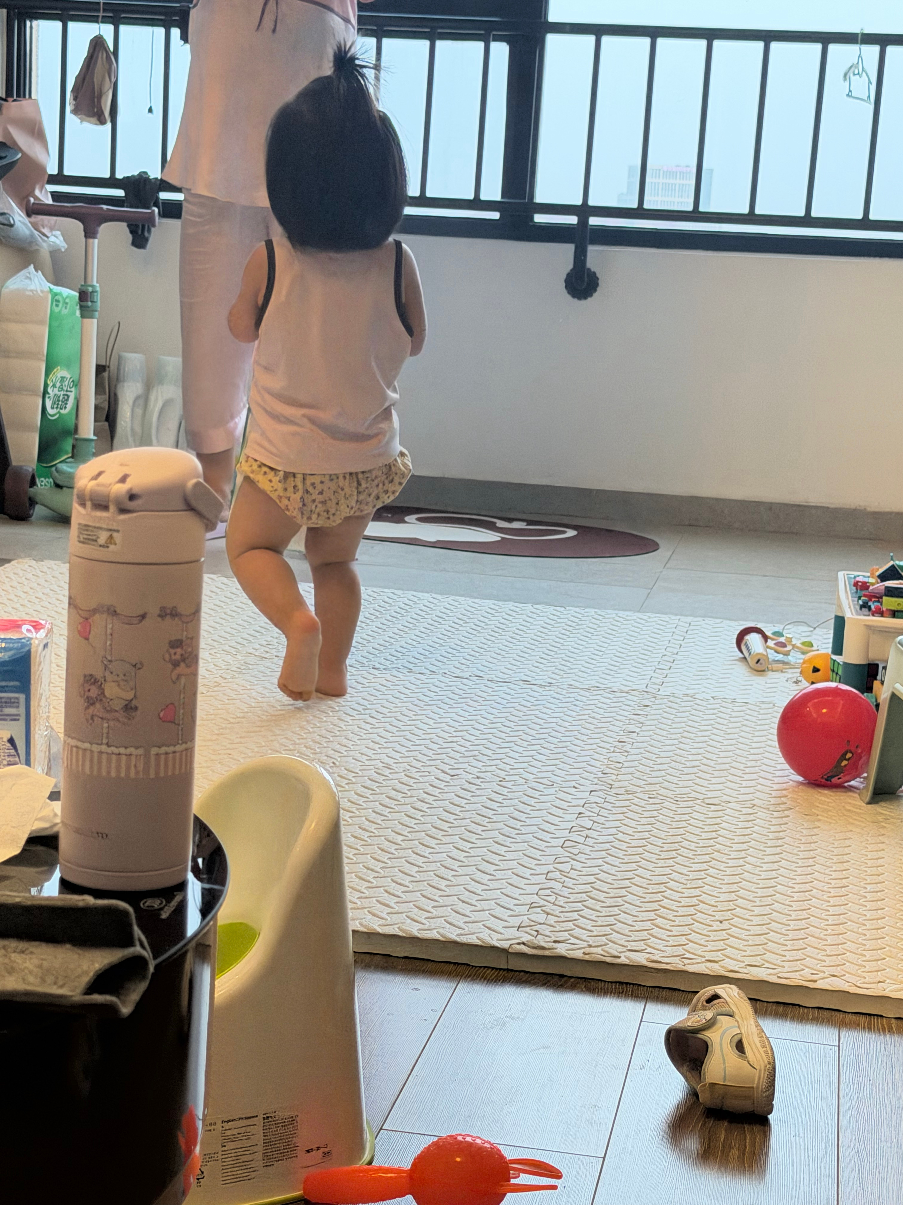 孩子大了可以帮忙干活了非常能干 