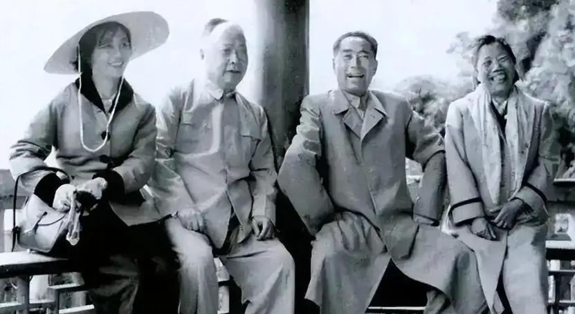 1950年代的一次军事会议上，陈毅走进会场时，正低头翻看手里的文件，没注意到旁边