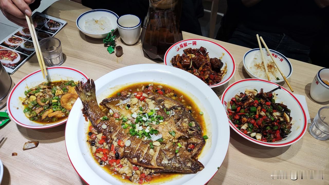 眼前的场面让我瞬间血压飙升
诗经 写道“参差荇菜，左右流之”。
无酒不成席，喝酒