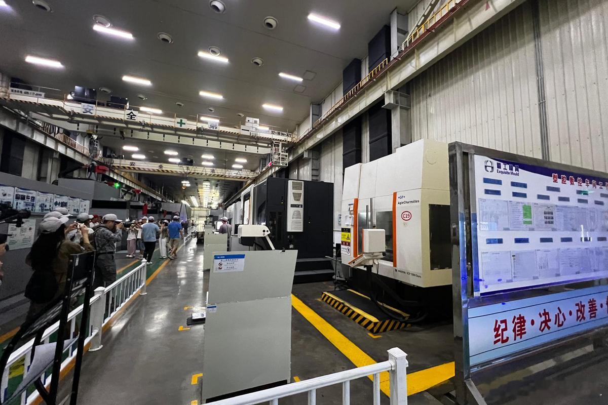 两会后，《人民日报》为何把话筒递给魏建军？在两会刚落幕不久，《人民日报》就推出了